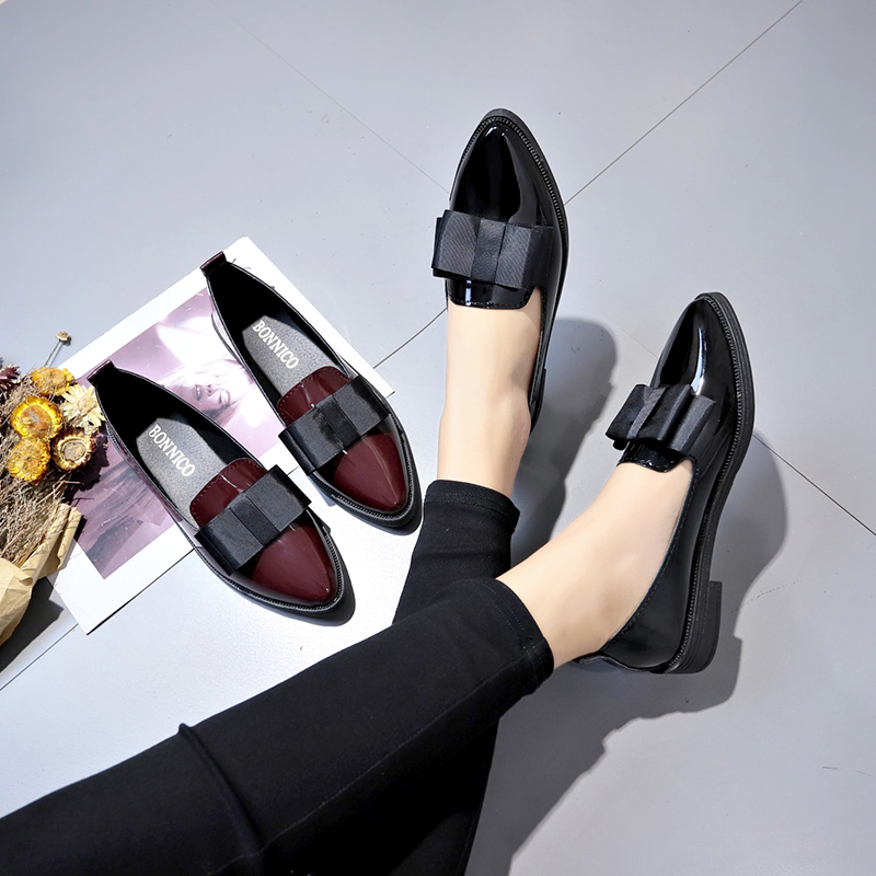 أحذية مسطحة سوداء/حمراء داكنة  - مراجعة Heels وسعره