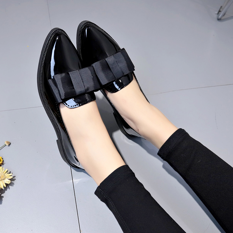 أحذية مسطحة سوداء/حمراء داكنة  - مراجعة Heels وسعره