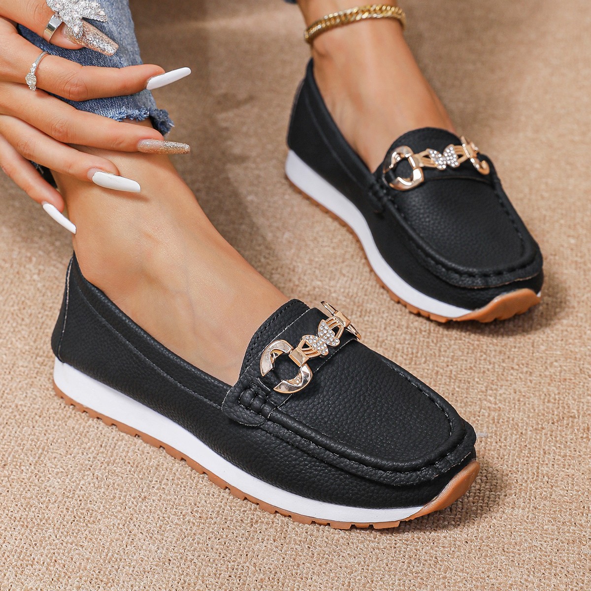 أحذية نسائية مسطحة جديدة لعام  - مراجعة Sneakers وسعره